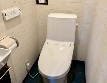 【スタイリッシュなトイレ空間】神奈川県横浜市でのトイレリフォーム工事、トイレ床改修工事