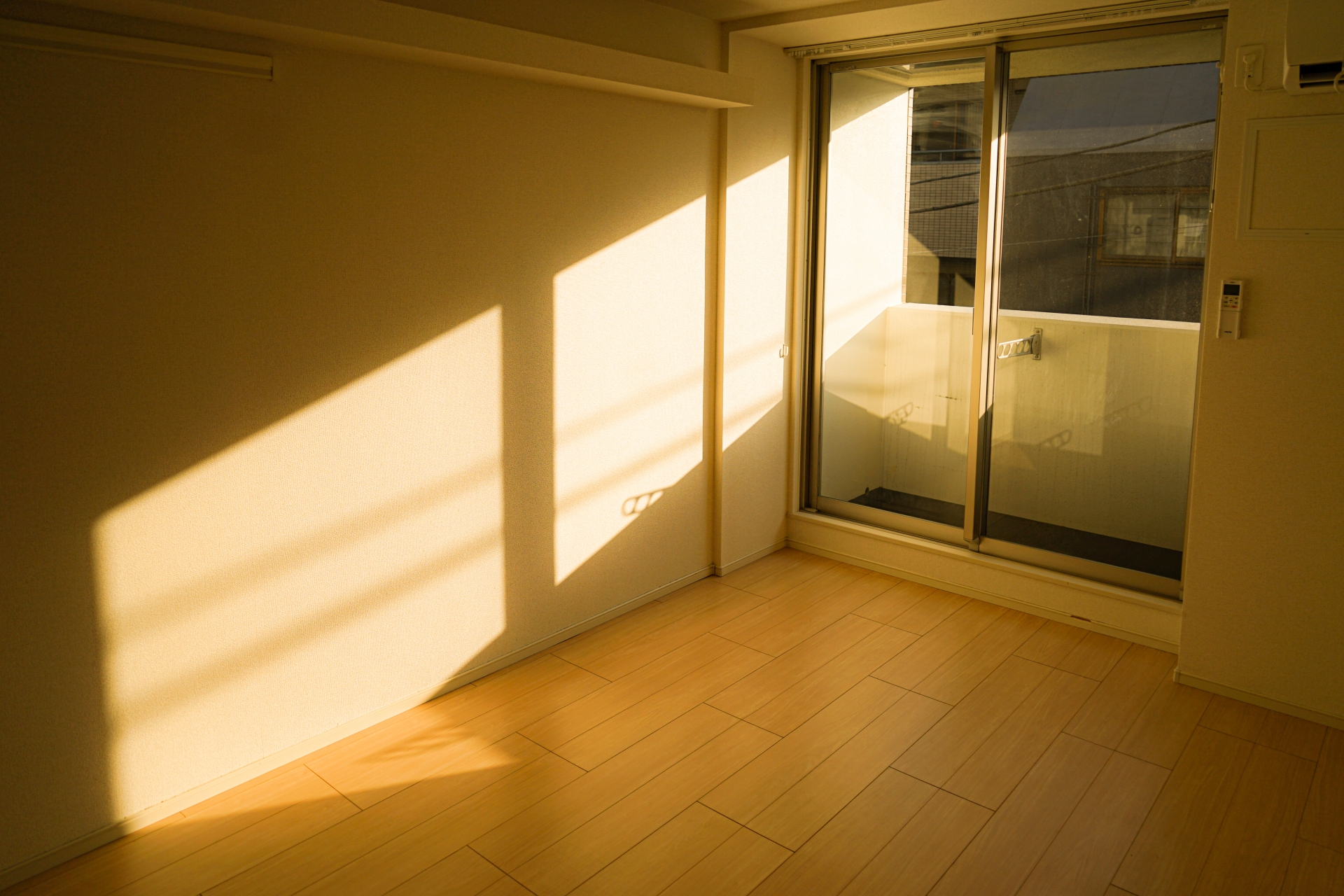 マンションに差し込む西日