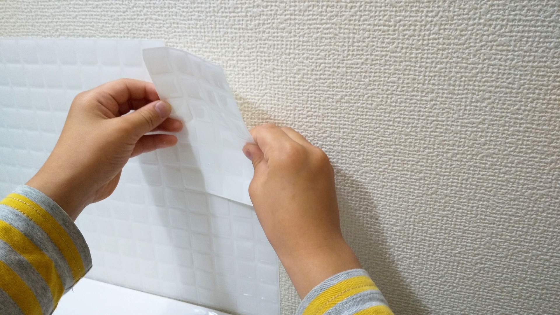カビの上に壁紙を貼る