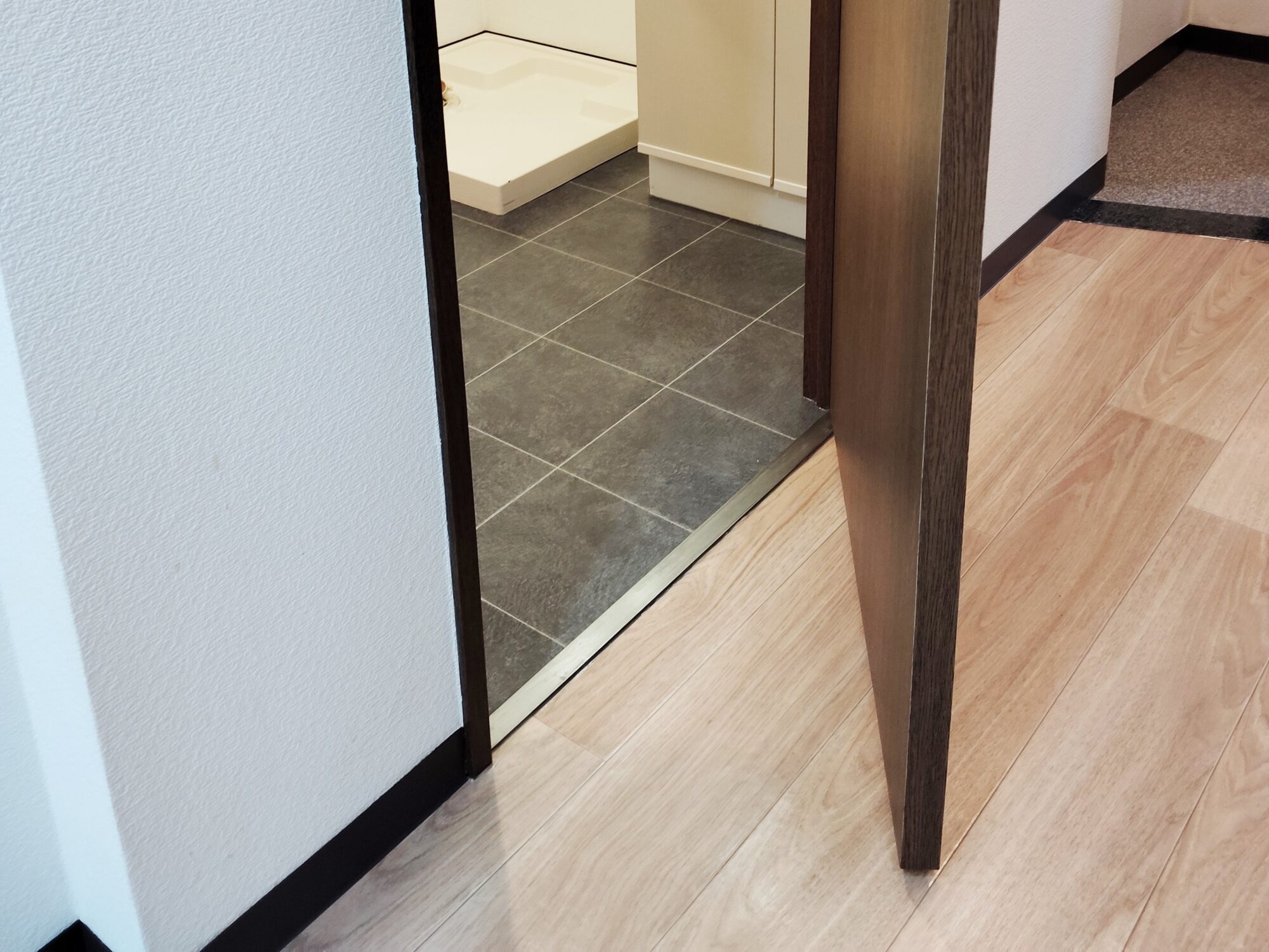 フロアタイルでドアが開きにくい